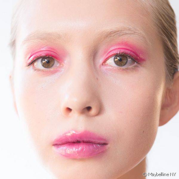 A maquiagem rosa com acabamento glossy tanto nos olhos quanto nos lábios foi uma das apostas ousadas e marcantes de Ottolinger